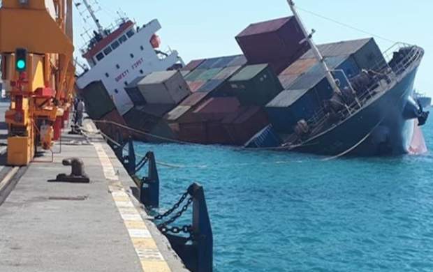 غرق شدن کشتی باری در ساحل بندرعباس