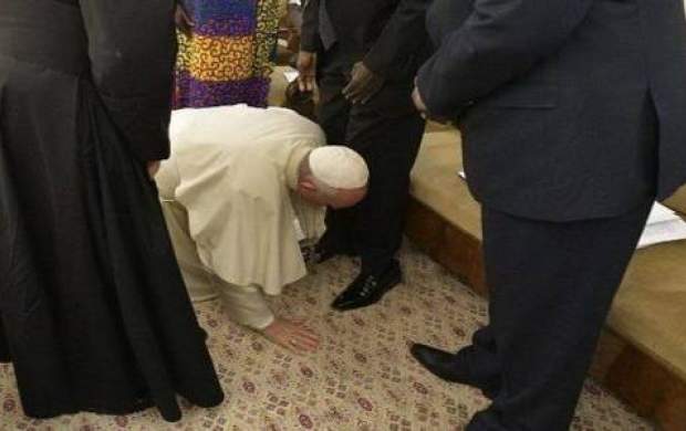 دلیل بوسیدن پای رهبران سودان توسط پاپ
