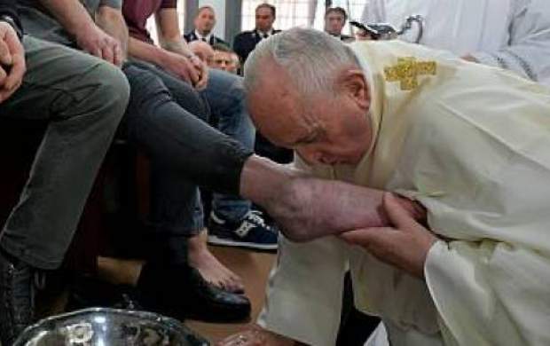 بوسیدن پای زندانیاین توسط پاپ