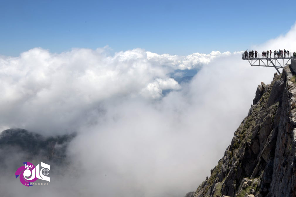 گردشگران از سایت و رصدخانه نجومی Pic du Midi Bigorre بازدید می کنند.