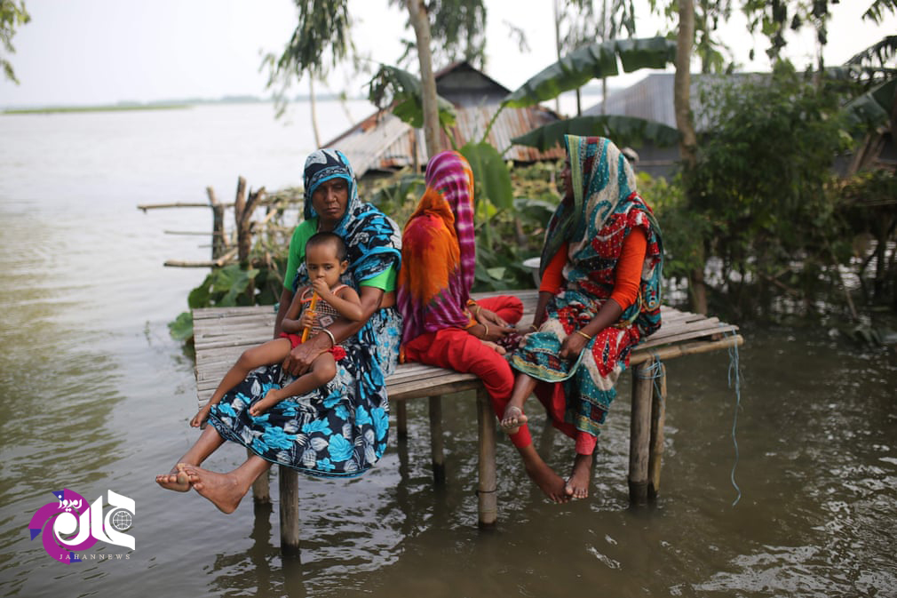 تعدادی زن بنگلادشی که پس از بارش بارانهای مصنوعی در اطراف آبهای سیلاب محاصره شدند.