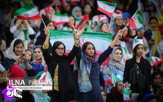 بزرگترین حسرت زنان ایران پایان یافت/ تاریخی‌ترین روز زنان بعد از چهل سال انقلاب اتفاق افتاد/ سرباز نیروی انتظامی از خوشحالی حضور زنان در ورزشگاه گریه کرد!