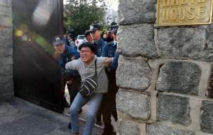 ورود معترضان کره‌ای به محل اقامت سفیر آمریکا