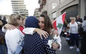 زنان لبنانی با گُل به میدان آمدند +تصاویر