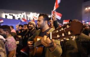 تغییر جهت شعارها در میدان«التحریر» بغداد +عکس
