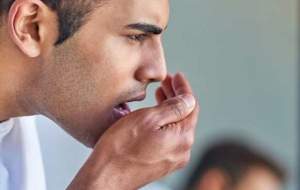 چرا دهان برخی از افراد «بوی بد» می‌دهد؟
