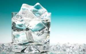 نوشیدن آب یخ با بدنتان چه می‌کند؟