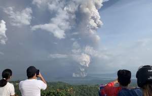 فوران مهیب آتش‌فشان در فیلیپین +عکس