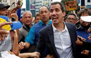 مردم ونزوئلا با شعار «قاتل» از گوایدو استقبال کردند
