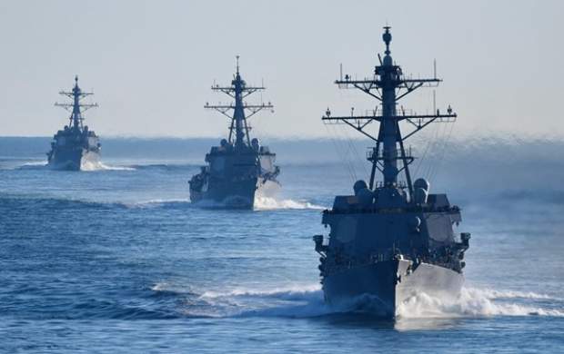 قایق‌های سپاه اطراف کشتی نظامی آمریکایی مانور داده‌ و ایجاد مزاحمت کرده‌اند! +فیلم و عکس