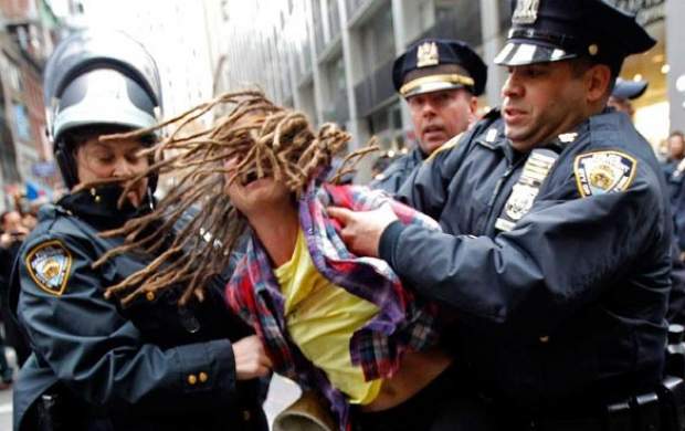 کتک زدن یک زن توسط پلیس آمریکا!
