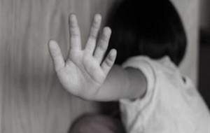 «مهلا» مادر کودک آزار مشهدی روانه زندان شد