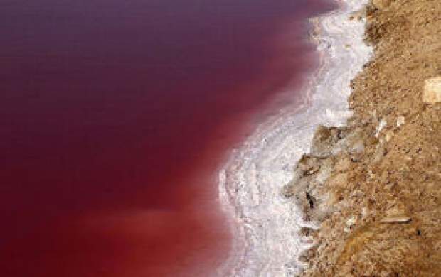 دریاچه نمک قم برای نخستین بار سرخ شد