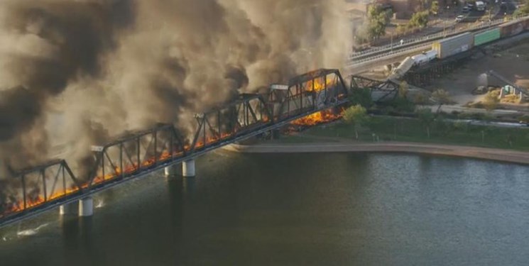 آتش‌سوزی در قطار آمریکایی و ریزش یک پل عظیم +فیلم و عکس