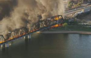 آتش‌سوزی در قطار آمریکایی و ریزش یک پل عظیم +فیلم و عکس  <img src="https://cdn.jahannews.com/images/video_icon.gif" width="16" height="13" border="0" align="top">