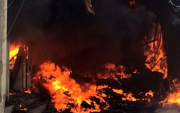 آتش‌سوزی گسترده در ۲۰ انبار مواد غذایی در نجف +فیلم