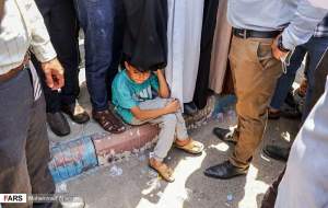 عکس/ پناه کودک، زیر عبای امام جمعه