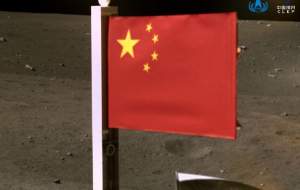 عکس/ پرچم چین در کره ماه به زمین زده شد