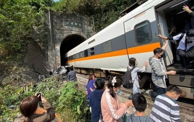 تصادف مرگبار قطار و کامیون با ۵۰ کشته +عکس