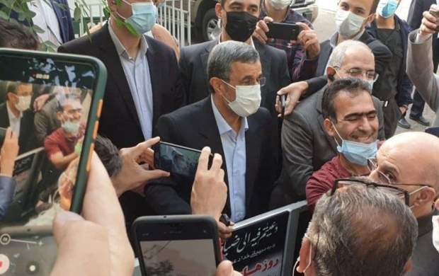 بالا رفتن احمدی نژاد از میله‌ ساختمان فاطمی
