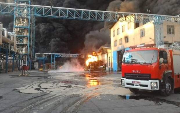 آتش سوزی گسترده در کارخانه بهنوش