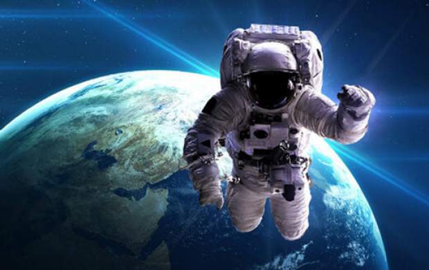 لحظه خروج فضانورد فرانسوی از ایستگاه فضایی