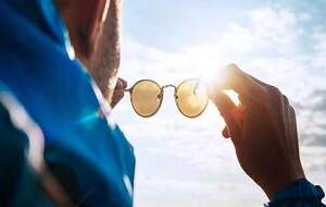 عینک آفتابی استاندارد چه ویژگی‌هایی دارد؟