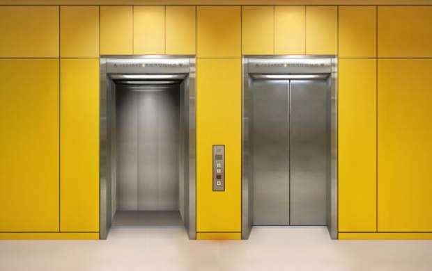 اگر برق رفت و در آسانسور ماندیم، چه کنیم؟
