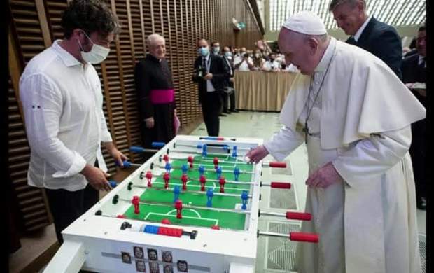فوتبال دستی بازی کردن پاپ فرانسیس