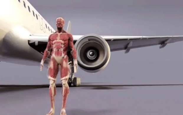 فیلم عجیب هنگام ایستادن مقابل موتور هواپیما