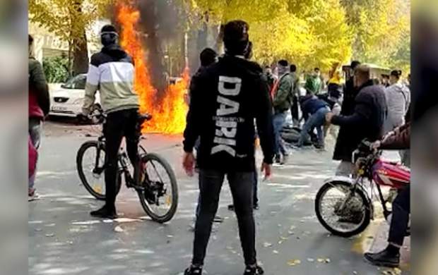 آتش زدن موتور پلیس و آمبولانس توسط معترضین در اصفهان