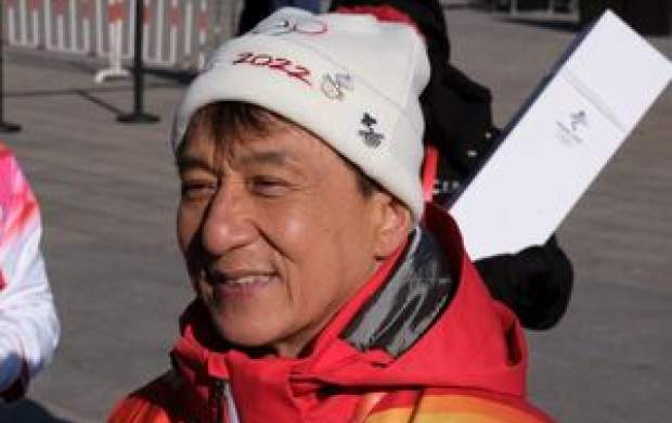 جکی چان مشعل المپیک زمستانی را حمل کرد