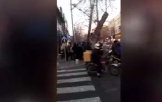 سقوط درخت وسط خیابان ولیعصر تهران
