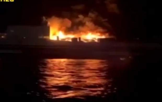 کشتی ایتالیایی غرق در آتش!