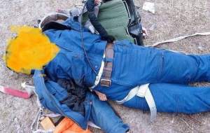 عکس/ جنازه خلبان جنگنده ساقط شده روس