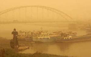گرد و غبار ادارات استان خوزستان را تعطیل کرد