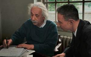 تصویری از پدر بمب اتمی در کنار اینشتین
