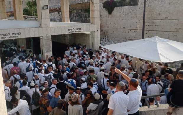 یورش صهیونیست‌ها به مسجد الاقصی/ حبس نمازگزاران در داخل مصلی/ تهدید صریح مقاومت نسبت به «رقص پرچم» +فیلم و تصاویر