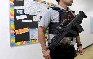 «مسلح شدن» کارکنان مدارس در آمریکا