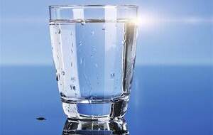 فواید نوشیدن آب ولرم به صورت ناشتا آب