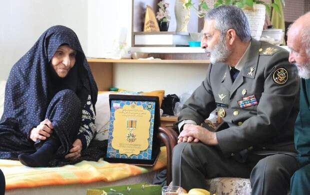 نشان فداکاری ارتش به خانواده شهیدان «بیات»