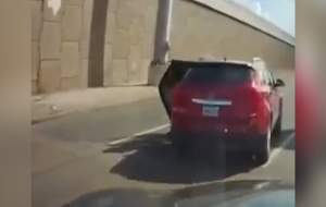 سقوط یک بچه از ماشین در حال حرکت  <img src="https://cdn.jahannews.com/images/video_icon.png" width="16" height="16" border="0" align="top">