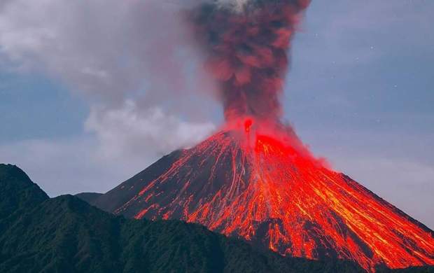 فیلمبرداری پهپادی از زاویه بالای یک آتشفشان