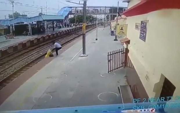 نجات به موقع یک زن از برخورد با قطار
