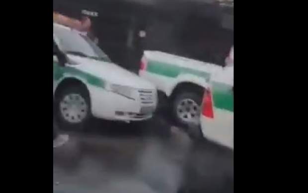 حمله به خودرو پلیس توسط آشوبگران