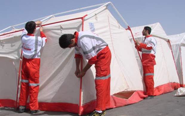 توزیع چادر برای اسکان زلزله زدگان خوی