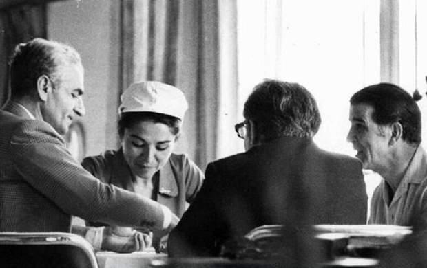 باخت شاهِ پهلوی و میزِ قمار ارتشبد ازهاری+ عکس