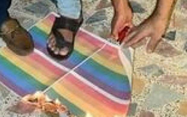 لگدمال کردن پرچم همجنسگرایان +فیلم
