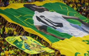 عکس/ پله در کنار بازیکنان برزیل