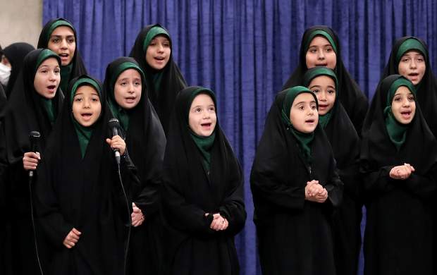 هم‌خوانی گروه سرود دختران در برابر رهبرانقلاب